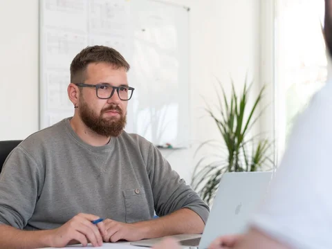 Lukas in einem Meeting