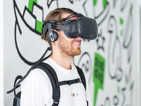 Das HTC Vive Virtual-Reality-Headset ermöglicht mit Virtual-Reality neue Anwendungsfälle im Geschäftsumfeld Das HTC Vive Virtual-Reality-Headset ermöglicht mit Virtual-Reality neue Anwendungsfälle im Geschäftsumfeld